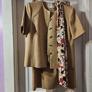 Le Suit Women's Tan Blazer and Skirt Set Size 12p